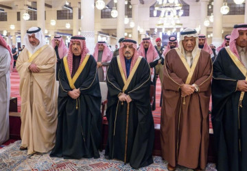 أمير منطقة الرياض يؤدي صلاة الميت على والدة الأمير شقران بن سعود بن عبدالعزيز