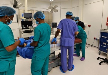 تدخل طبي سعودي يعيد الحياة ليمني سبعيني في سقطرى بأقل من 12 ساعة