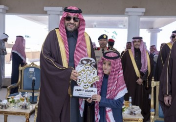 سمو أمير الحدود الشمالية يرعى الشوط الأخير في سباق الصقور ويتوّج الفائزين