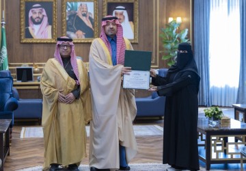 أمير الحدود الشمالية يُكرِّم الفائزة بمسابقة بنك التنمية الاجتماعية للحرف اليدوية 2025