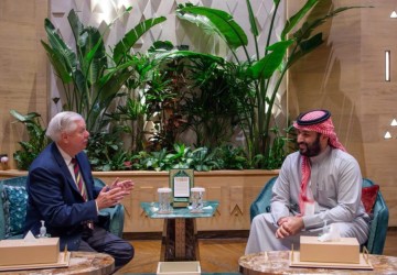 سمو ولي العهد يجتمع مع السيناتور الأمريكي ليندسي غراهام