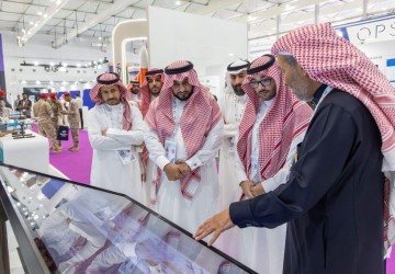 وكيل الجامعة للدراسات العليا والبحث العلمي يزور جناح الجامعة في معرض الدفاع العالمي 2026