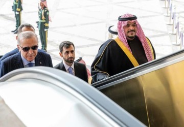 رئيس جمهورية تركيا يصل إلى الرياض وفي مقدمة مستقبليه نائب أمير المنطقة