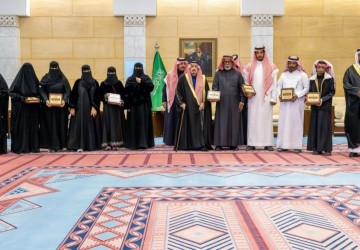 أمير منطقة الرياض يُسلِّم وثائق تملّك الوحدات السكنية للمستفيدين من تبرع سمو ولي العهد