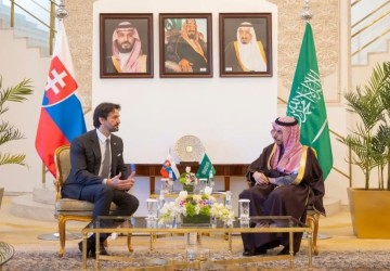 وزير الخارجية يستقبل وزير الدفاع السلوفاكي ويوقعان اتفاقية تعاون عامة بين البلدين