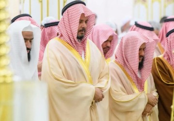 أمير منطقة المدينة المنورة يؤدي صلاة الاستسقاء مع المصلين في المسجد النبوي