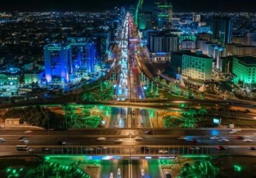 أمانة الرياض تزين طرق وميادين العاصمة بأكثر من 5 آلاف إنارة جمالية احتفاءً بيوم التأسيس