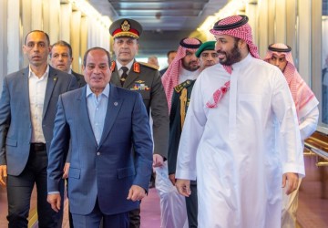 رئيس جمهورية مصر يصل إلى جدة وسمو ولي العهد في مقدمة مستقبليه