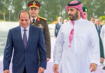 رئيس جمهورية مصر العربية يصل إلى جدة وسمو ولي العهد في مقدمة مستقبليه