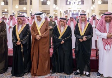 أمير منطقة الرياض يؤدي صلاة الميت على صاحبة السمو الملكي الأميرة نوره بنت عبدالعزيز بن عبدالرحمن آل سعود