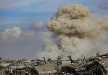 8 قتلى من الشرطة الفلسطينية في غارة إسرائيلية وسط غزة