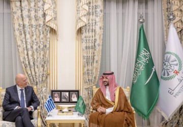 سمو وزير الدفاع يلتقي وزير الدفاع الوطني اليوناني