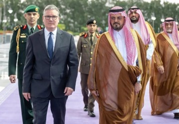 رئيس الوزراء البريطاني يصل إلى جدة
