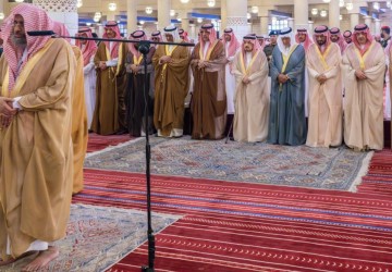 أمير منطقة الرياض يؤدي صلاة الميت على صاحبة السمو الأميرة الجوهرة بنت فيصل بن عبدالله آل عبدالرحمن آل سعود