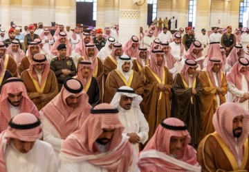 نائب أمير منطقة الرياض يؤدي صلاة الميت على صاحبة السمو الأميرة فوزية بنت سعود بن هذلول بن ثنيان آل سعود