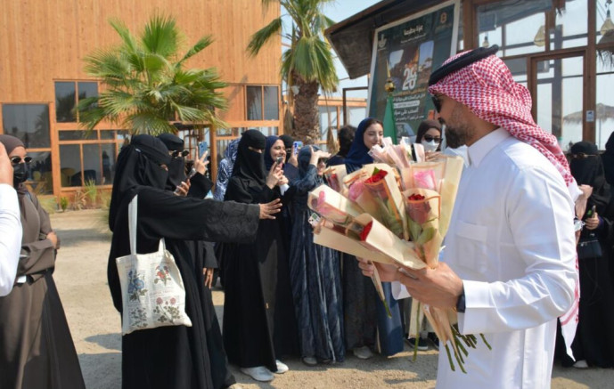 130 طالبة جامعية في رحلة علمية إلى شاطئ المانجروف في دارين وتاروت بالقطيف