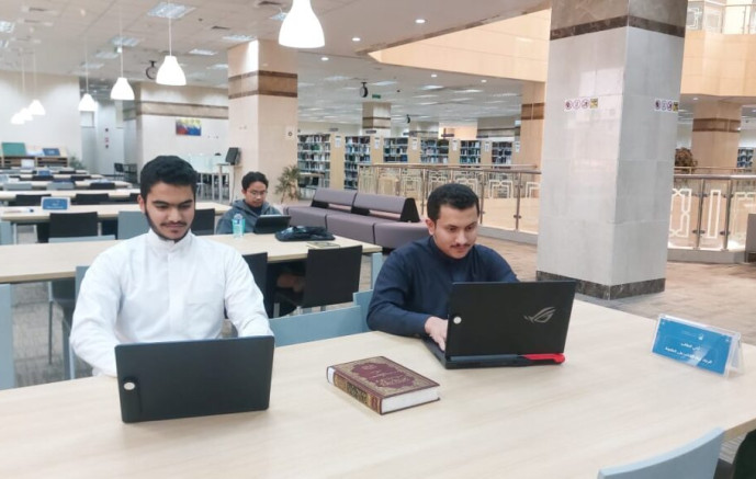 البيئة المناسبة للاستذكار استعداداً للاختبارات في مكتبة الجامعة الإسلامية بالمدينة