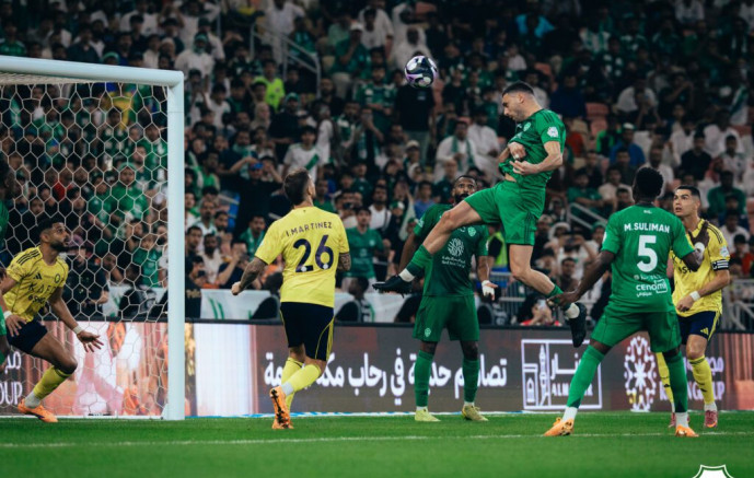 الأهلي يفوز على النصر ويلحق به الهزيمة الأولى في دوري روشن