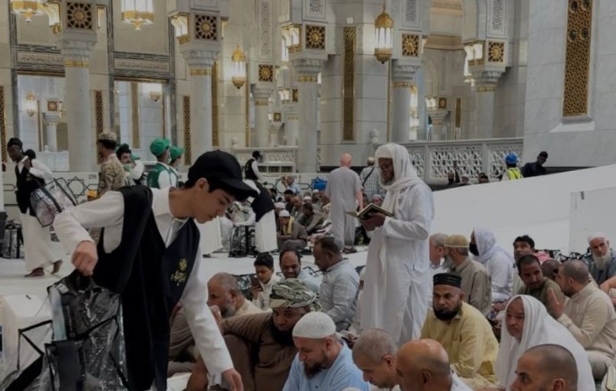 تقديرًا لعطاء المعلمين والمعلمات.. تعليم مكة يُقدّم 5000 وجبة إفطار صائم يوميًا لزوار بيت الله الحرام في رمضان