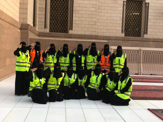 طالبات جامعة طيبة يباشرن أعمالهن في المسجد النبوي كمرشدات في الجوالة