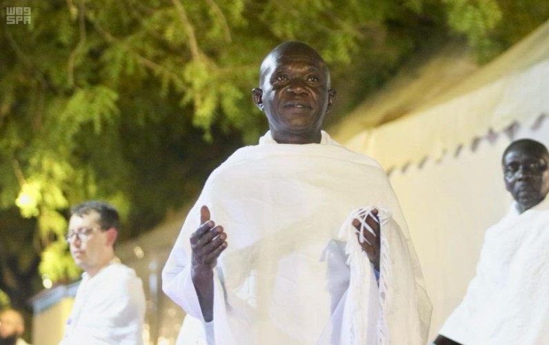 ضيوف خادم الحرمين الشريفين يلهجون في عرفات بالذكر والدعاء