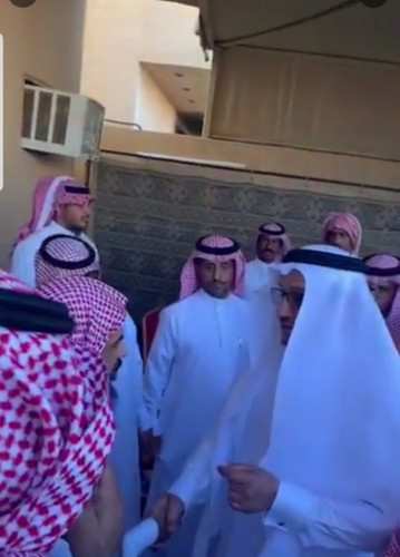 وزير التعليم يقدم واجب العزاء لذوي الطالب “معتز الحارثي” رحمه الله