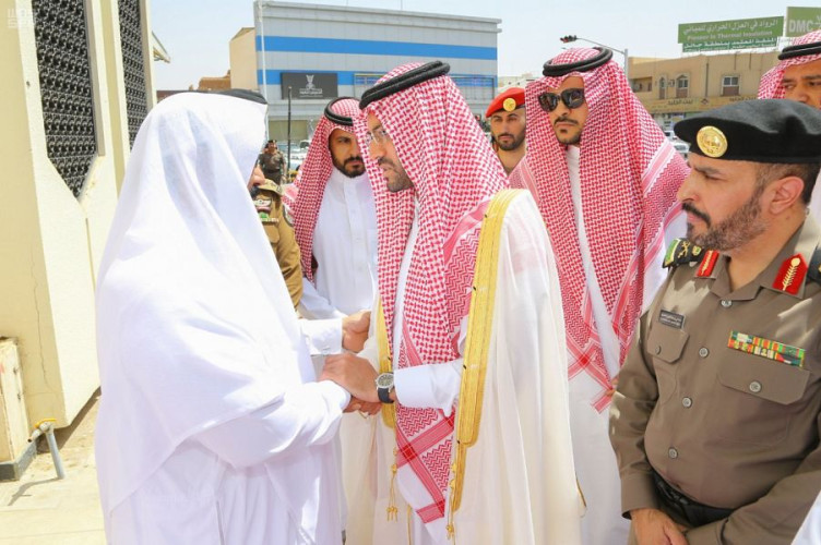 سمو نائب أمير منطقة حائل يؤدي الصلاة على شهيد الواجب فارس الشمري