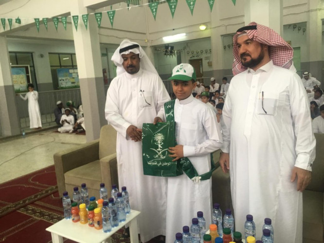 متوسطة كعب بن عدي بالمدينة تحتفل باليوم الوطني