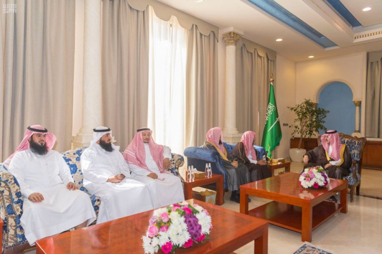 أمير الجوف يستقبل مدير فرع الإفتاء .. ويدشّن تطبيق (فتوى) على الأجهزة الذكية