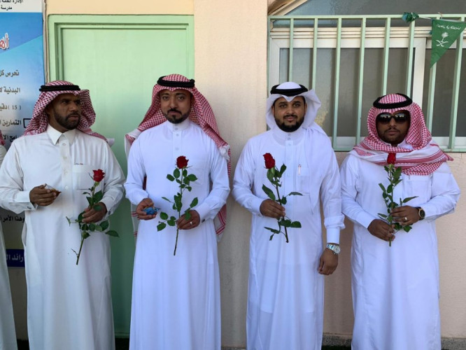 في لمسة إحترام و تقدير … طلاب ثانوية الحرمين بالهفوف يحتفون بمعلميهم
