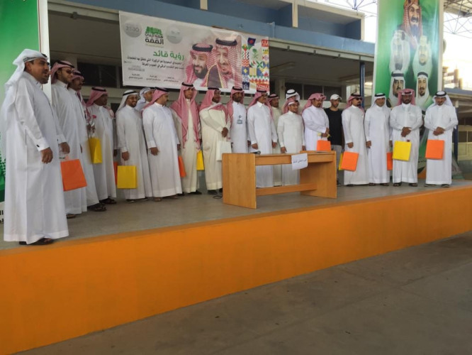 الأحساء المتوسطة تحتفي بمعلميها بالعطور والورود