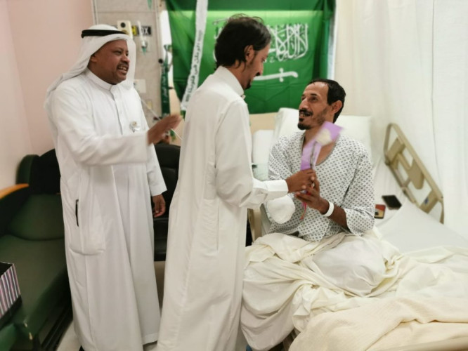 مستفيدي مركز التأهيل بالأحساء في زيارة المصابين من أبطال الحد الجنوبي