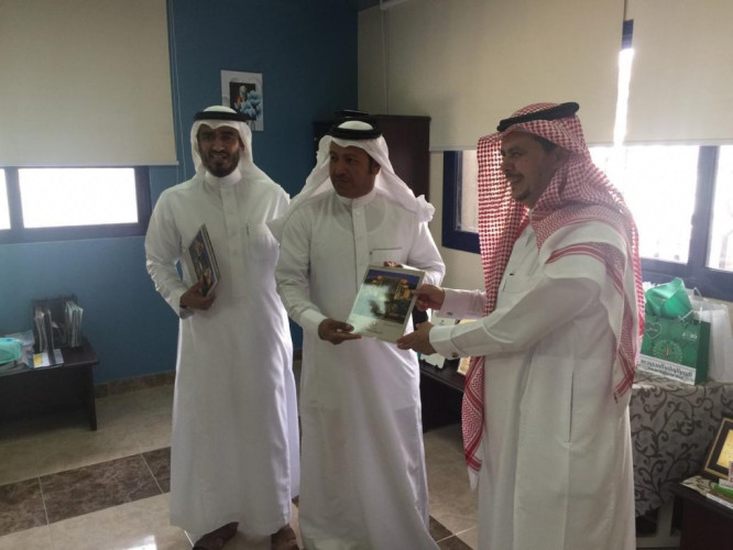 “العيسى” يزور ثانوية الامام جعفر الصادق ويُكرم اللجان العاملة في برامج النشاط