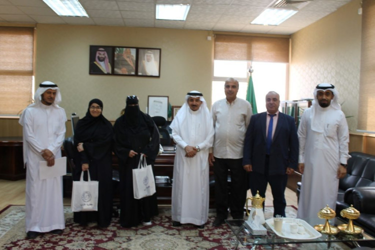 في موقف أسعد الجميع … أمٌّ تحتفي بابنتها الحاصلة على درجة الماجستير في مكتب عميد كلية الآداب