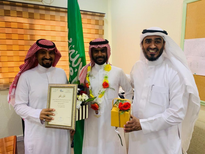 ” النجار ” يحصل على جائزة التميز في ثانوية الحرمين بالهفوف