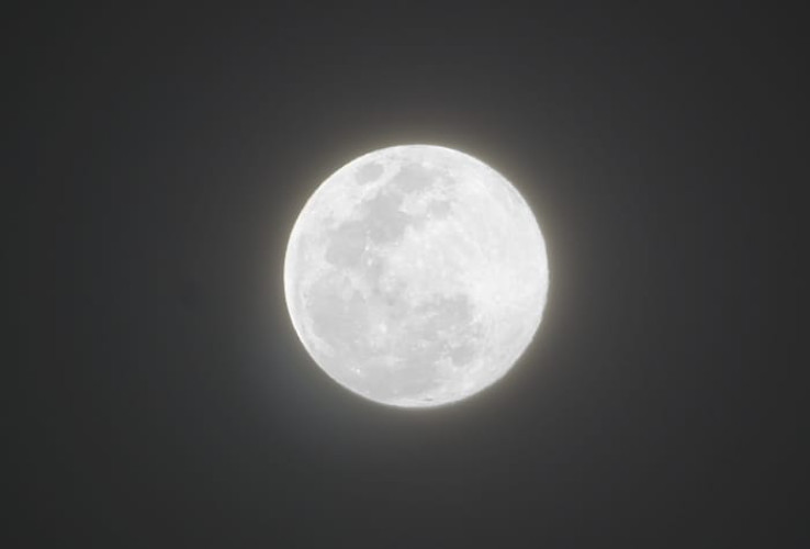 « القمر » يكتمل بدرا … الليله