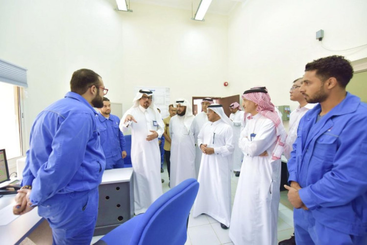 بالصور ….آل الشيخ مبارك في زيارة تفقدية لمرافق محطة ضخ المياه المجددة بالخبر