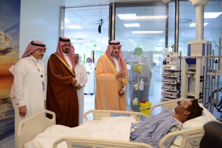 سمو أمير منطقة المدينة المنورة وسمو نائبه يزوران مصابي حادث الحافلة