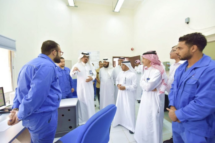 آل الشيخ مبارك في زيارة تفقدية لمرافق محطة ضخ المياه المجددة بالخبر