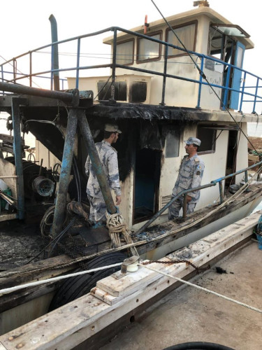 حرس الحدود بالخفجي ينقذ أربعة بحارة تعرض قاربهم لحريق بعرض البحر