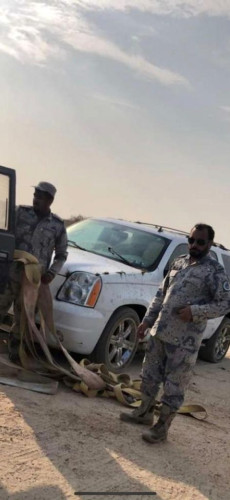 حرس الحدود ينقذ عائلة علقت مركبتهم بالرمال في الخفجي