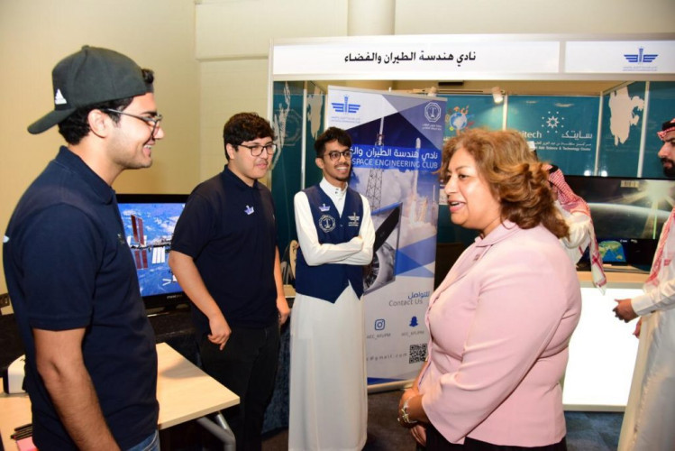 القنصل العام الأمريكي بالظهران تزور مهرجان العلوم والتقنية بسايتك وتبدي إعجابها بذكاء الطلاب السعوديين