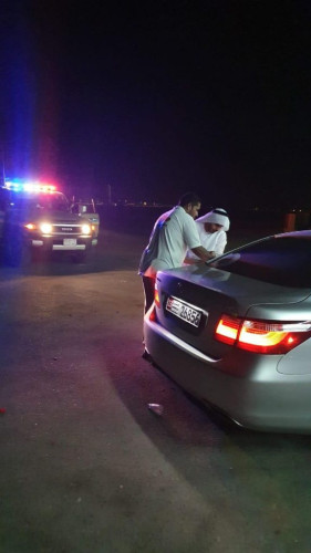 حرس الحدود ينقذ مواطنا اماراتيا بعد نفاذ الوقود من سيارته بالمنطقة الشرقية