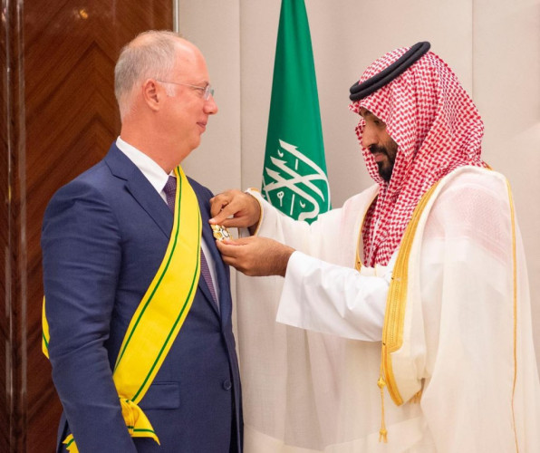 ولي العهد يقلد الرئيس التنفيذي لصندوق الاستثمار الروسي المباشر وشاح الملك عبدالعزيز من الطبقة الثانية