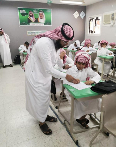 البشـر : يطمأن على سير الدراسة في “متوسطة أحـد”