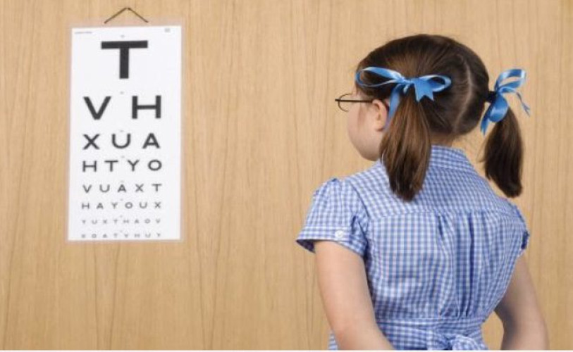 كيف تعرف أن طفلك يعاني من قصر أو طول النظر؟