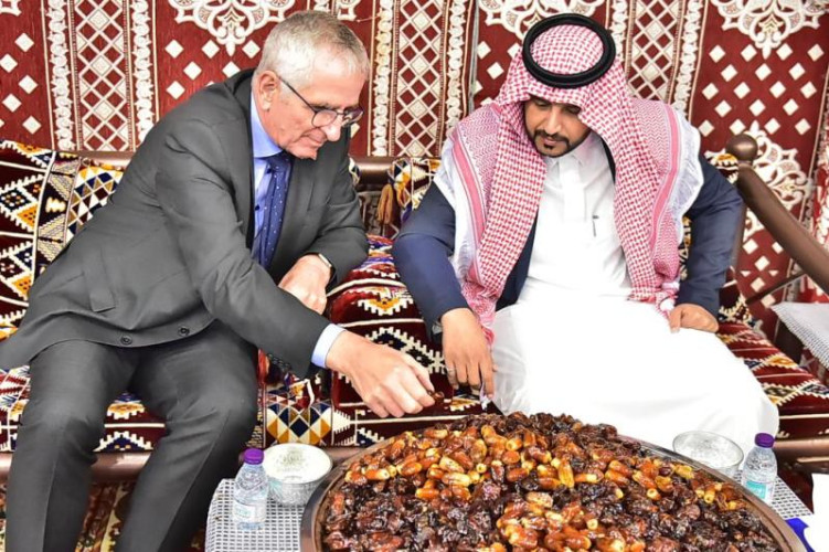 تنافس بين العارضين بمهرجان السمح بالجوف لتنوع منتوجات السمح