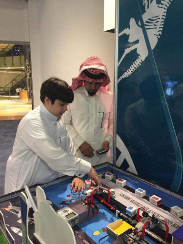 طالب يقدم دراسة لتخفيض التكاليف على الشركات النفطية يحوز بها على المركز الرابع عالميا في مسابقة أنتل آيسف بامريكا