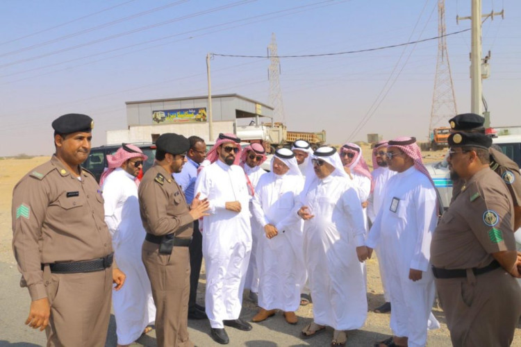 محافظ القنفذة يقف على طريق الدعاشيش بالقوز لتفادي الحوادث