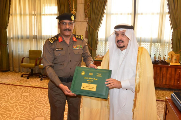 أمير منطقة الرياض يتسلم التقرير السنوي لشرطة المنطقة